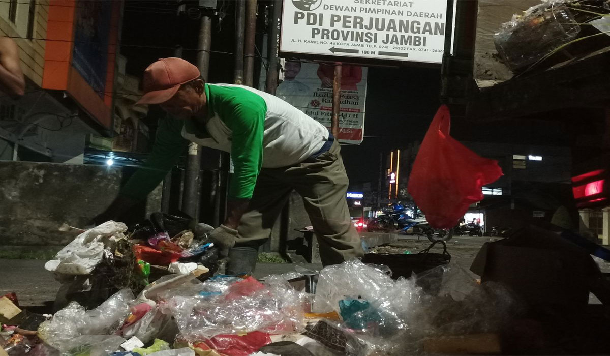 Di Balik Gemerlap Takbiran Jambi, Kisah Haru Rapi yang Berjuang di Tengah Tumpukan Sampah